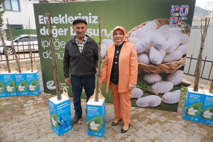 ESKİŞEHİR BÜYÜKŞEHİR BELEDİYESİ SARICAKAYA’DA ÜRETİCİLERE 600 DUT FİDANI DAĞITTI