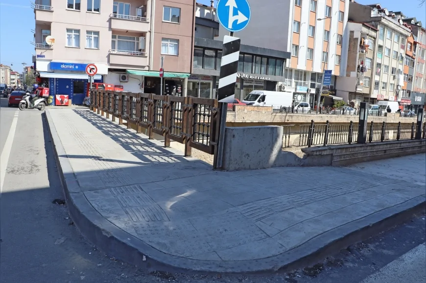 ORDU BÜYÜKŞEHİR BELEDİYESİ ALTINORDU VE PERŞEMBE’DE YAYA GÜVENLİĞİ İÇİN KALDIRIMLARI YENİLEDİ