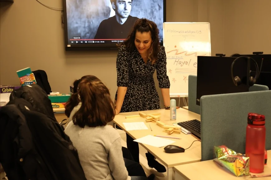 EFELER BELEDİYE BAŞKANI ANIL YETİŞKİN DİJİTAL GENÇLİK MERKEZİYLE GENÇLERİ GELECEĞE HAZIRLIYOR