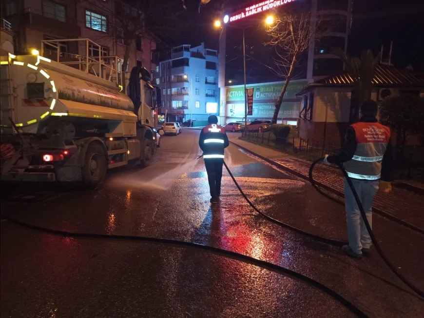 Ordu Büyükşehir Belediyesi ekipleri kent genelinde temizlik çalışmalarını aralıksız sürdürüyor