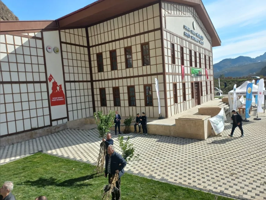 KAYSERİLİ İŞ İNSANI NECATİ UÇAR HARŞİT ŞEHİTLERİ İÇİN BİNLERCE FİDANI TOPRAKLA BULUŞTURDU