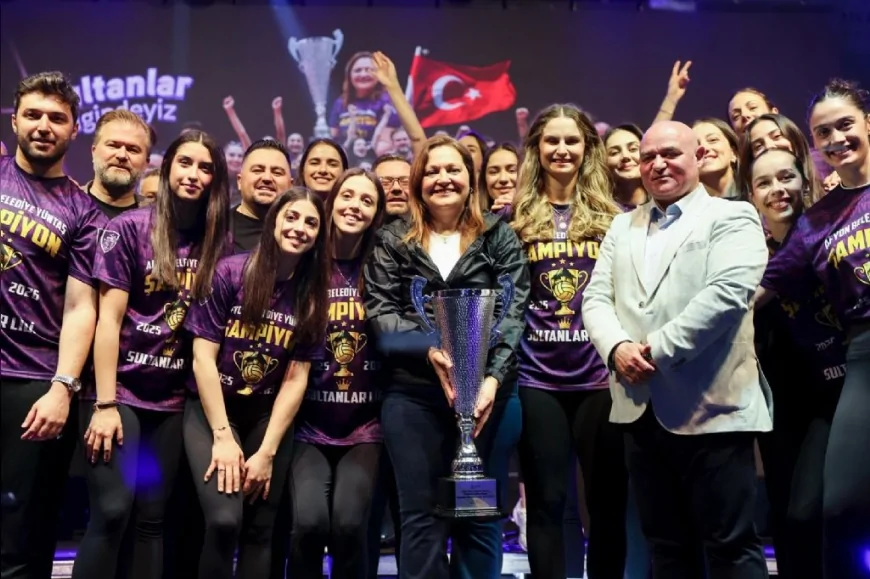 Afyonkarahisar Belediyesi Yüntaş Kadın Voleybol Takımı Sultanlar Ligi’ne yükselişini binlerce kişinin katıldığı coşkulu törenle kutladı