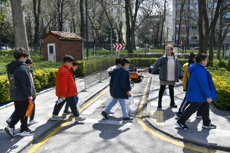 Ankara Büyükşehir Belediyesi miniklere uygulamalı trafik eğitimiyle bilinç kazandırıyor