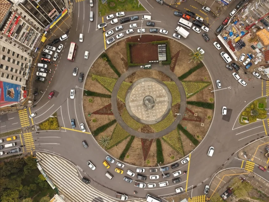 İzmir Büyükşehir Belediyesi 9 Eylül Meydanı’nı yeniledi, tarihi alan yeşil dokuyla canlandı