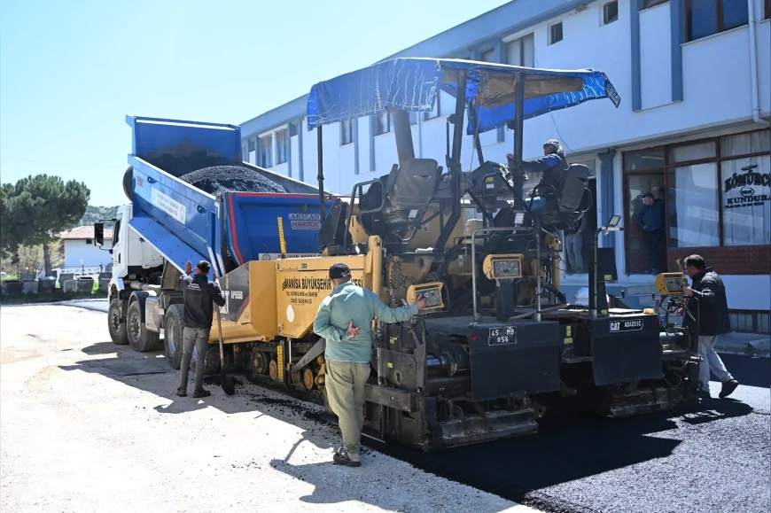 MANİSA BÜYÜKŞEHİR BELEDİYE BAŞKANI BESİM DUTLULU: “KULA’DA MODERN YOLLAR İÇİN ASFALT ÇALIŞMALARIMIZ SÜRÜYOR”