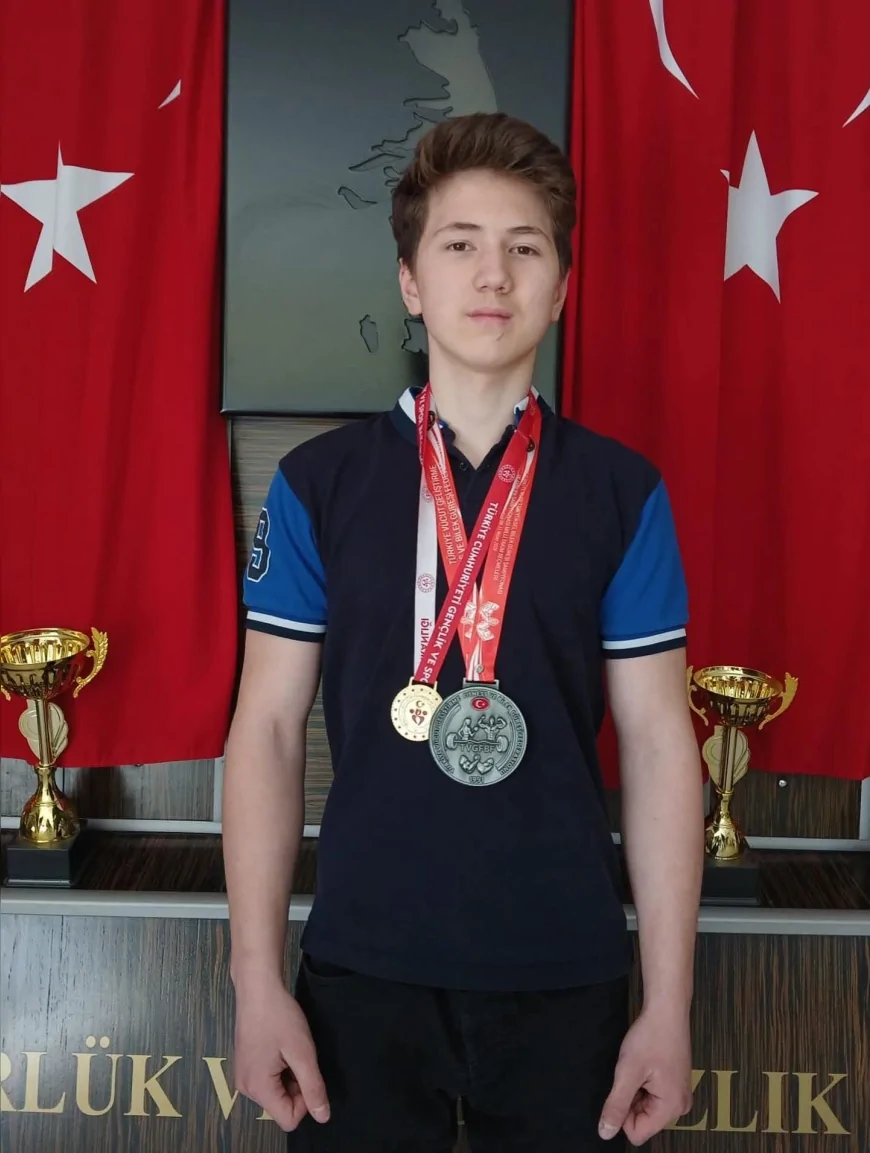 Yalova’da Düzenlenen Bilek Güreşi Türkiye Şampiyonası’nda Çorumlu Öğrenci Ural Kani Türkiye İkincisi Oldu
