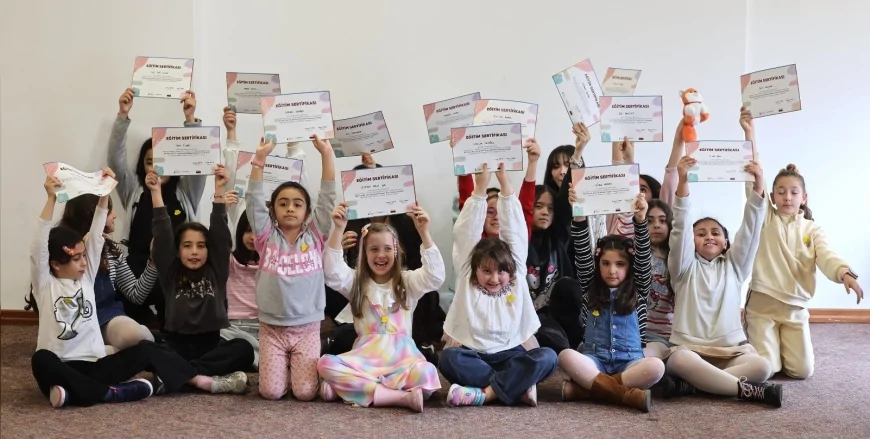 İzmir Büyükşehir Belediyesi’nin Çocuk Atölyesinde Minik Yazarlar Kendi Kitaplarını Yazdı