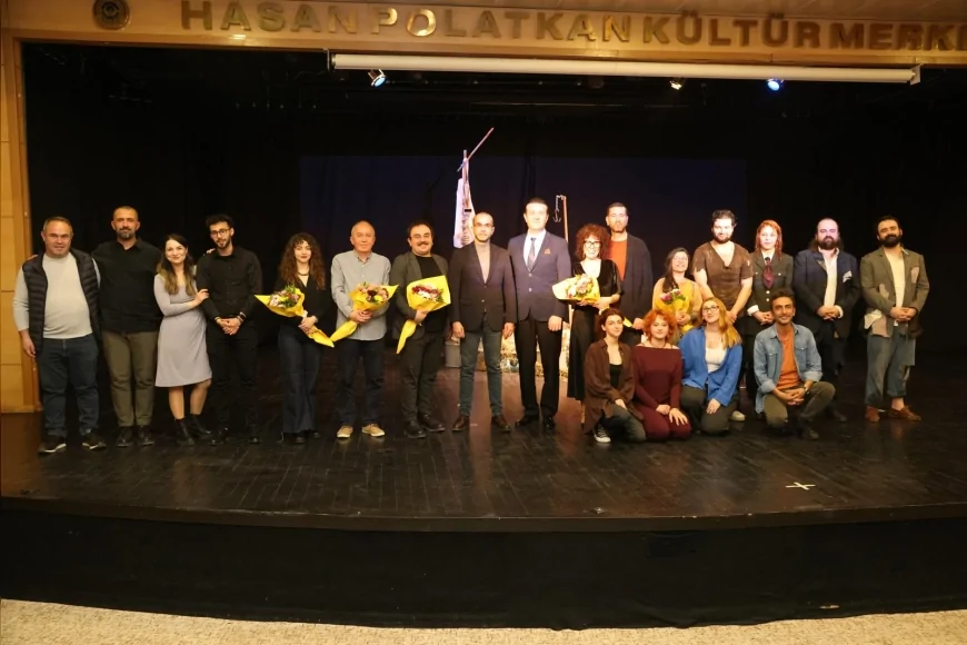 ODUNPAZARI BELEDİYE TİYATROSU “AÇIK DENİZDE” İLE SEYİRCİYİ GERİLİM DOLU BİR YOLCULUĞA ÇIKARDI