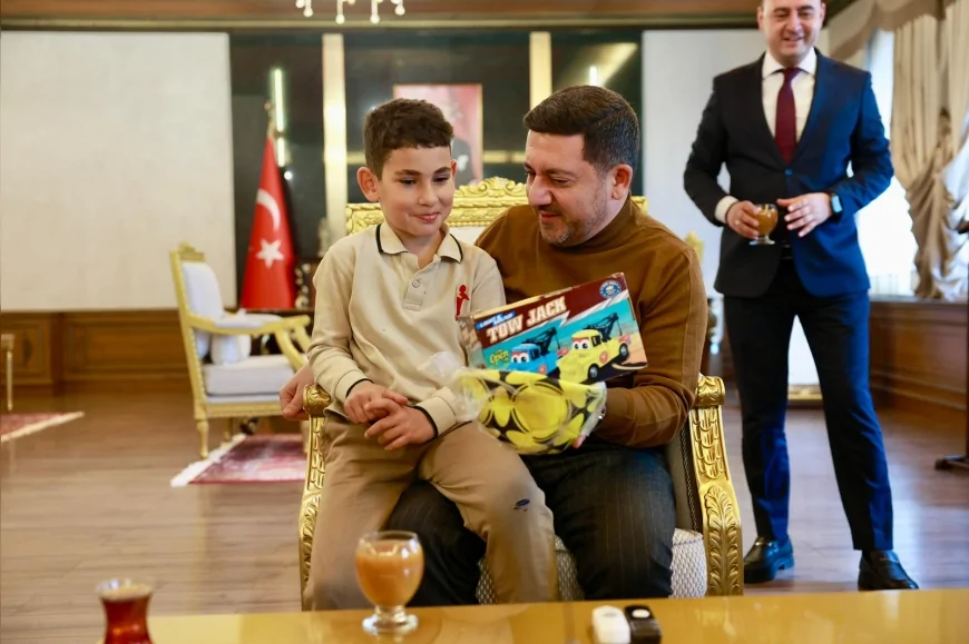Nevşehir Belediye Başkanı Rasim Arı Minik Öğrenciyi Makamında Ağırladı