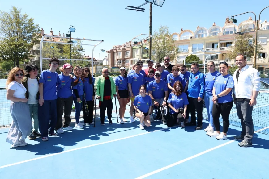 Marmaris Belediye Başkanı Acar Ünlü otizmli sporcu ile kortta farkındalık mesajı verdi