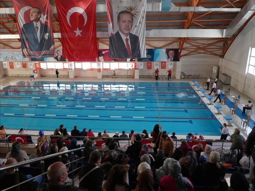 DÜZCE’DE 23 NİSAN YÜZME ŞENLİĞİNE 7 KULÜPTEN 180 GENÇ SPORCU KATILDI