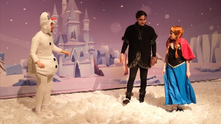 YILDIRIM BELEDİYESİ ADİLE NAŞİT TİYATROSU’NDA SAHNELENEN “KARLAR ÜLKESİ ŞİRİN DEDE” OYUNU ÇOCUKLARLA BULUŞTU