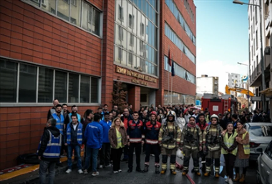 İZMİR BÜYÜKŞEHİR BELEDİYESİ OĞUZLAR BİNASINDA GERÇEKÇİ SENARYOYLA AFET TATBİKATI GERÇEKLEŞTİRDİ