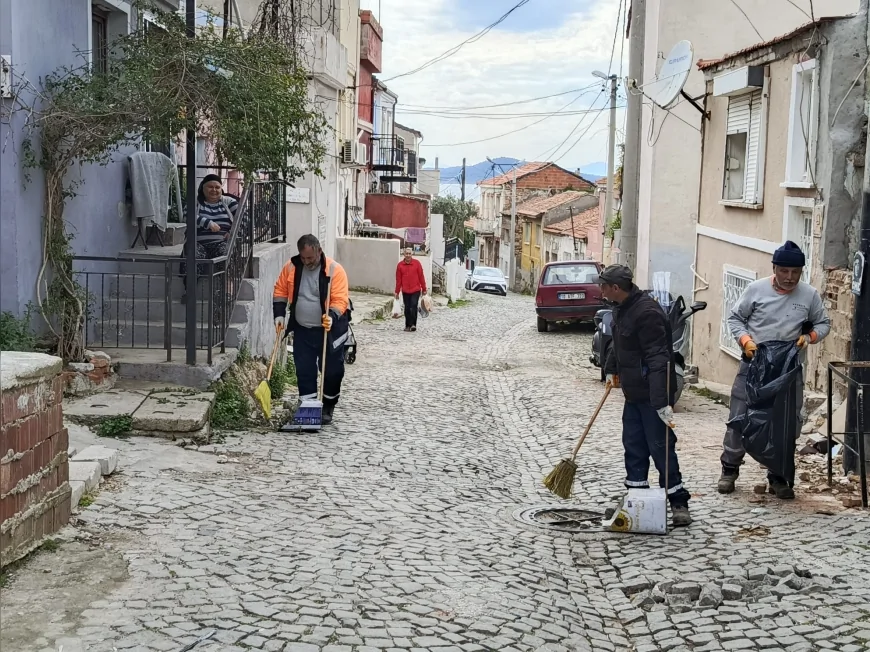 AYVALIK BELEDİYESİ MERKEZDE KAPSAMLI TEMİZLİK ÇALIŞMALARINI ARALIKSIZ SÜRDÜRÜYOR