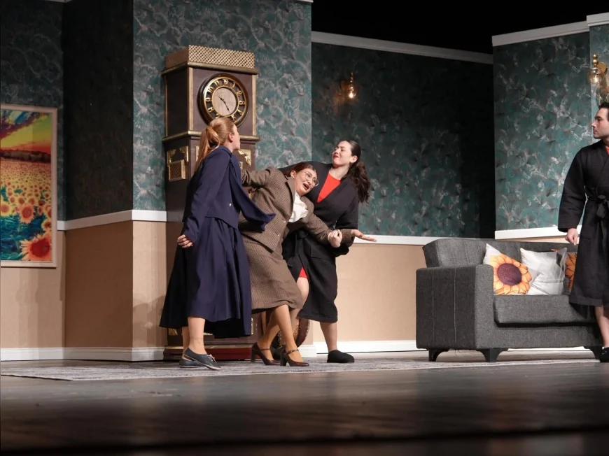 DÜZCE BELEDİYESİ ŞEHİR TİYATROLARI “BUGÜN GİT YARIN GEL” OYUNUYLA SEZONU AÇTI