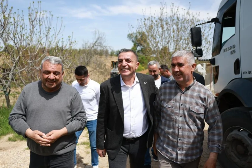 ŞEHZADELER BELEDİYE BAŞKANI HAKAN ŞİMŞEK OVA YOLU ÇALIŞMALARINI SAHADA İNCELEDİ ÜRETİCİLERİN ULAŞIMI İÇİN KAPSAMLI DÜZENLEME BAŞLADI MANİSA OVASINDA YOL AĞINDA YENİ DÖNEM
