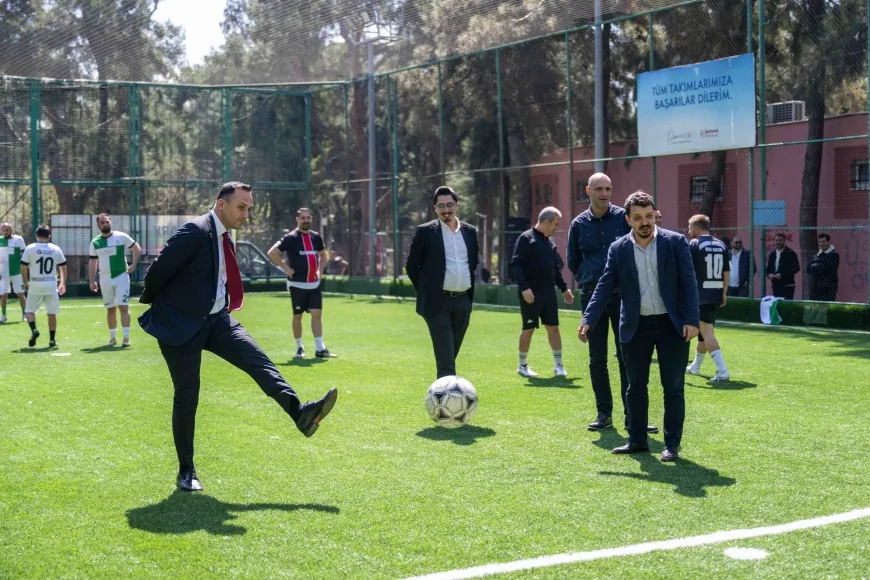 Bornova Belediye Başkanı Ömer Eşki Birimler Arası Futbol Turnuvasının Açılış Vuruşunu Yaptı!