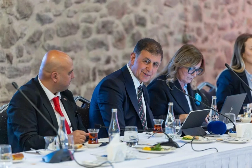 İzmir Büyükşehir Belediye Başkanı Dr. Cemil Tugay: “Turizm için herkes elini taşın altına koymalı”