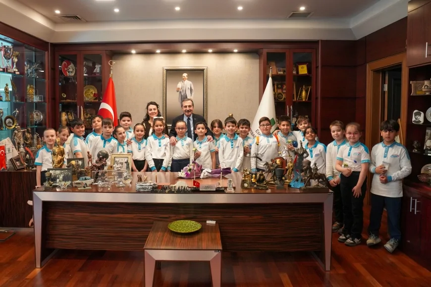 Tepebaşı Belediye Başkanı Ahmet Ataç ilkokul öğrencileriyle buluşarak belediye çalışmalarını anlattı