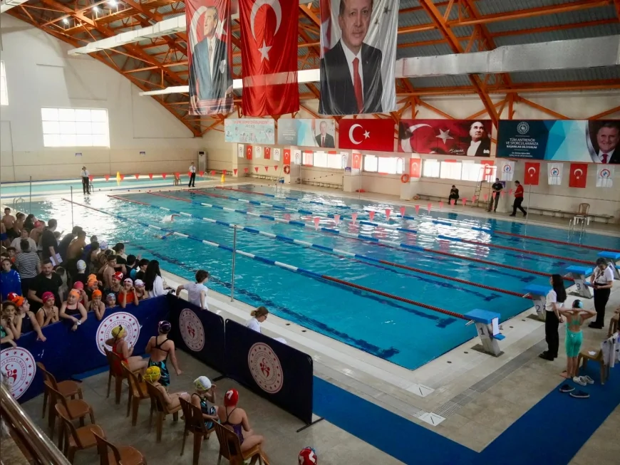 Düzce’de 23 Nisan Yüzme Şenliğinde 180 Sporcu Final Heyecanı Yaşadı