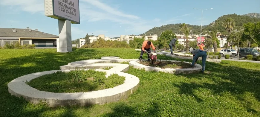 MUĞLA MARMARİS’TE YAZ SEZONU ÖNCESİ PLAJLARDAN ÇARŞIYA YOĞUN HAZIRLIK SÜRECİ BAŞLATILDI