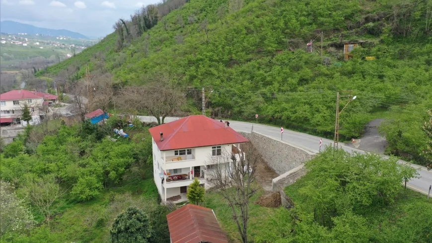 Ordu Büyükşehir Belediyesi’nden Heyelan Riskine Karşı Grup Yolunda Taş Duvar Çalışmasıyla Güvenlik Hamlesi