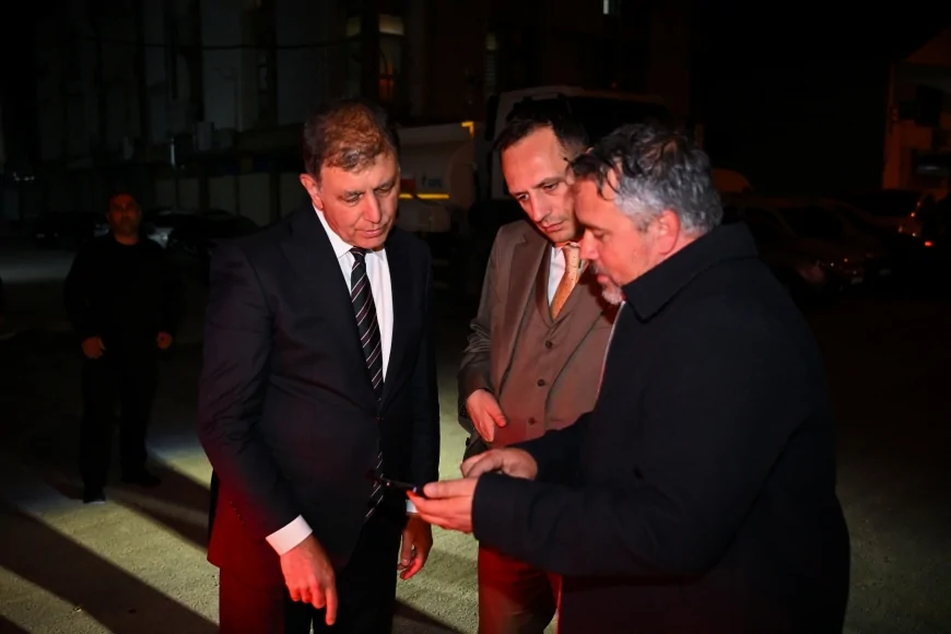 Bornova Belediye Başkanı Ömer Eşki ve İzmir Büyükşehir Belediye Başkanı Cemil Tugay gece asfalt mesaisine baklavalı destek verdi