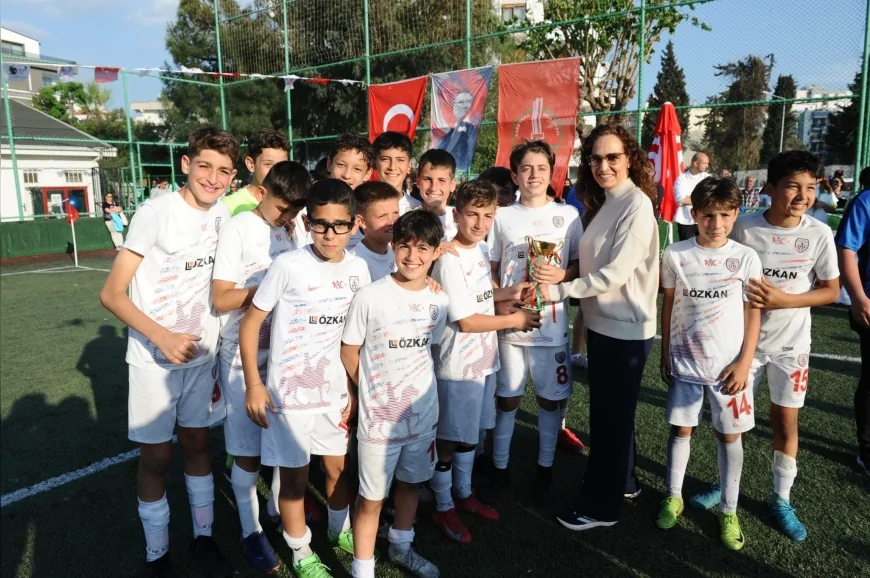 KARŞIYAKA’DA 23 NİSAN COŞKUSU SPOR SAHALARINA TAŞINIYOR ÇOCUKLAR ATLETİZM FUTBOL BİSİKLET VE ORYANTİRİNGLE BAYRAMI KUTLAYACAK