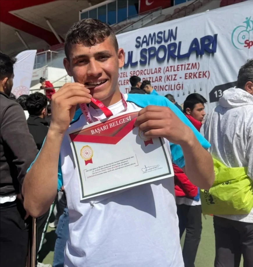 Çorum Anadolu Özel Eğitim Meslek Okulu öğrencisi Baran Kelten Türkiye Yıldızlar Şampiyonası’nda 800 metrede Türkiye üçüncüsü oldu