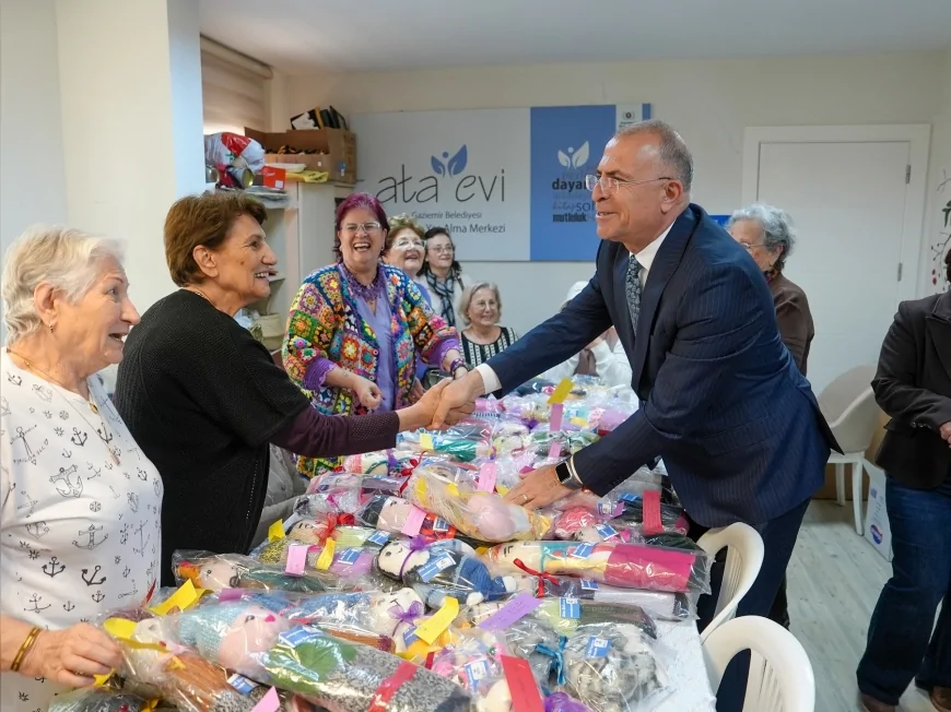 Gaziemir’de Ata Evi Üyelerinden Çocuklara 23 Nisan İçin El Emeği Oyuncak Desteği