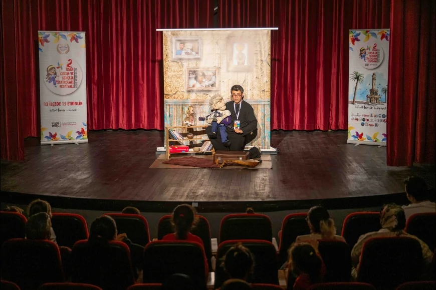 Bornova’da sahnelenen çocuk tiyatroları minik izleyicilerden yoğun ilgi gördü
