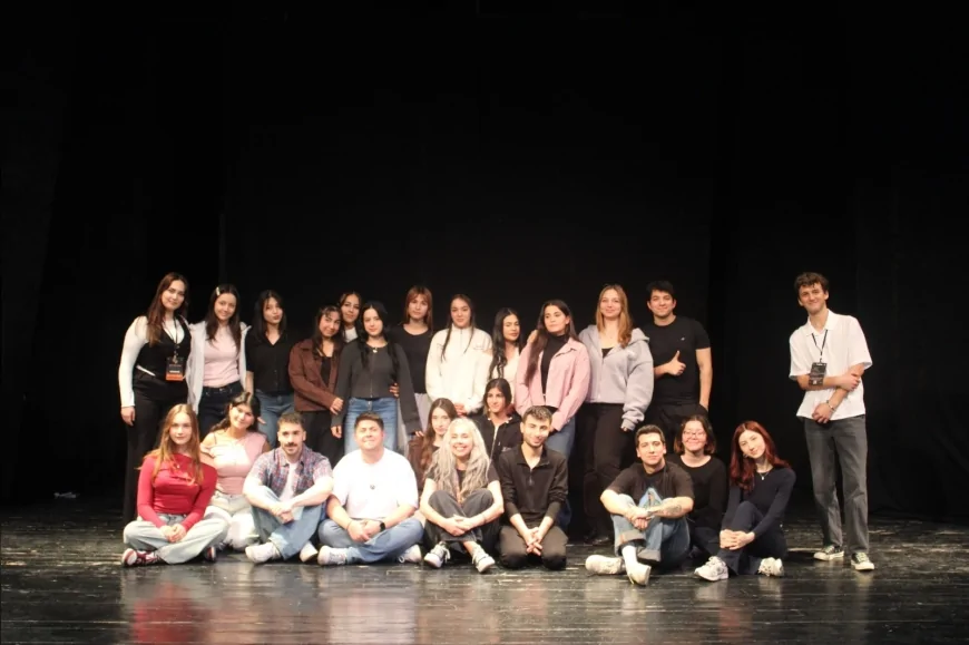 İzmir’de “Aynı Işığın Altında” Festivali üniversiteli tiyatro topluluklarını sahnede buluşturdu