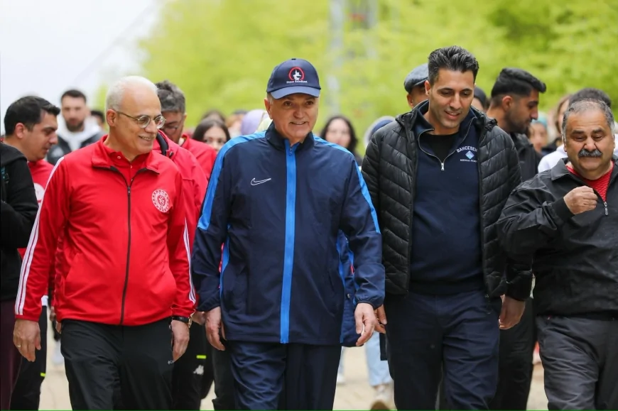 Düzce Belediye Başkanı Dr. Faruk Özlü: “En az iki dil öğrenin ve mesleğinizde en iyisi olun”