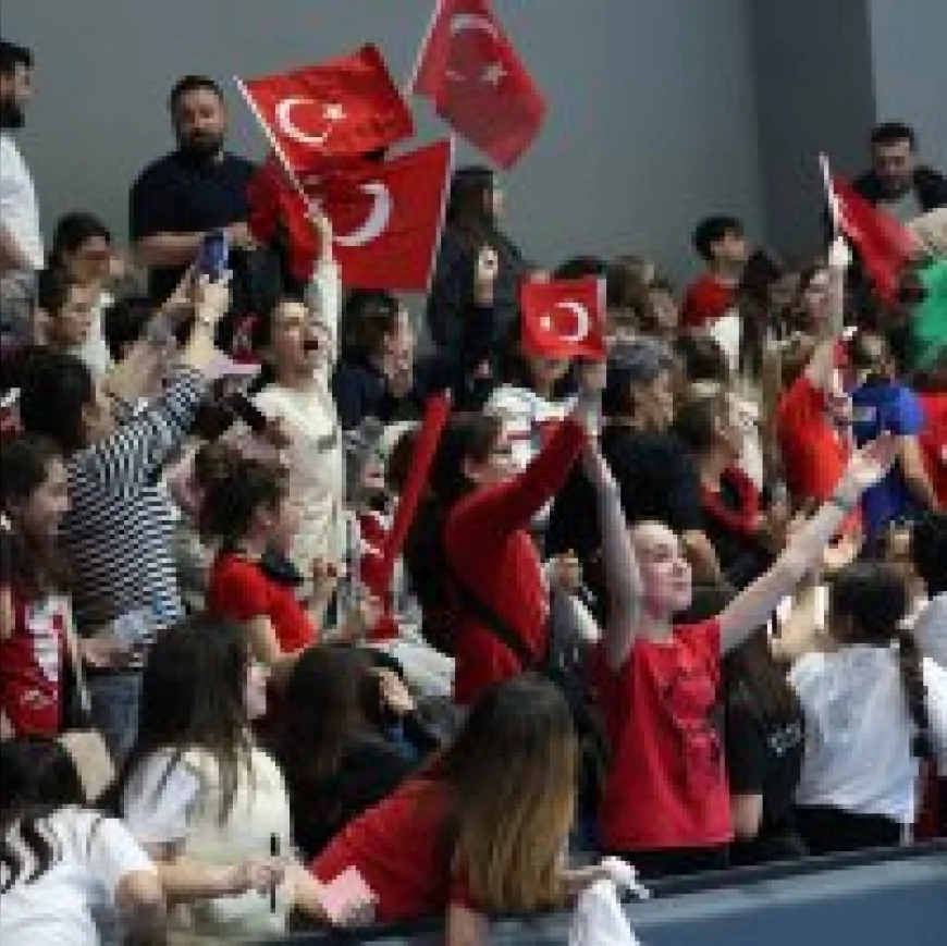 Bursa Büyükşehir Belediyespor EHF Avrupa Kupası yarı finalinde sahasında kazandı ve final için önemli avantaj elde etti