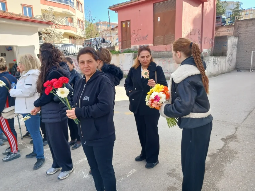 Çorum’da velilerden yürekleri birleştiren karanfil hareketi tedirginliğe karşı güçlü dayanışma mesajı