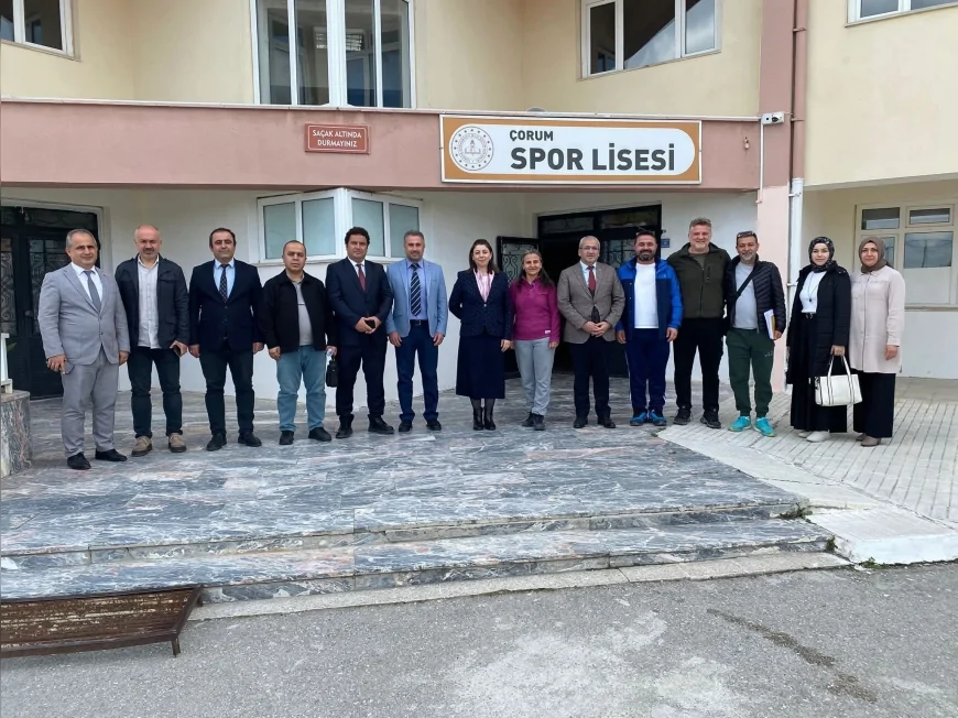 Çorum Vali Yardımcısı Yeliz Mercan ve İl Milli Eğitim Müdürü Cemil Çağlar Güzel Sanatlar ve Spor Lisesi’nde öğretmenlerle buluştu