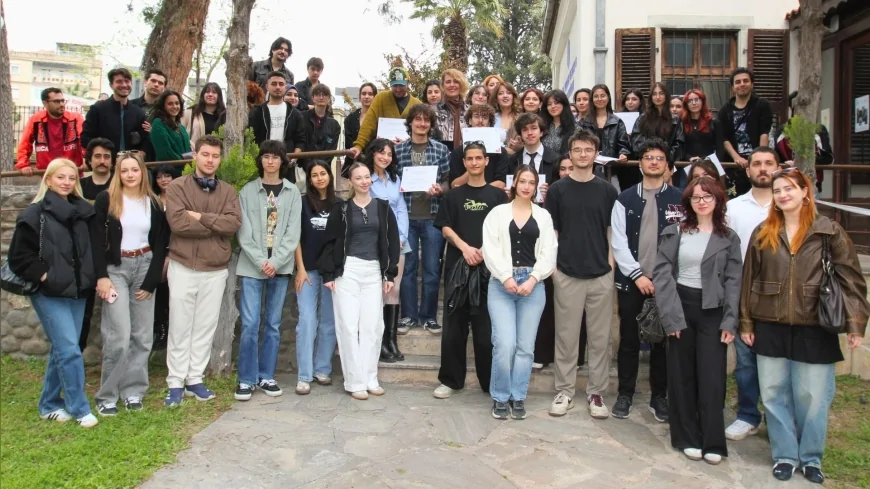 Ege Üniversitesi’nde “Hayatın İçinden” Fotoğraf Sergisi Dünya Sanat Günü’nde Ziyarete Açıldı