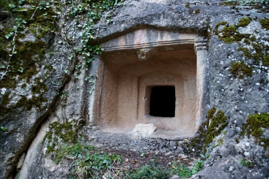 ORDU BÜYÜKŞEHİR BELEDİYE BAŞKANI DR MEHMET HİLMİ GÜLER GÜRGENTEPE’DEKİ TİKENLİCE KAYA MEZARLARINI YERİNDE İNCELEDİ