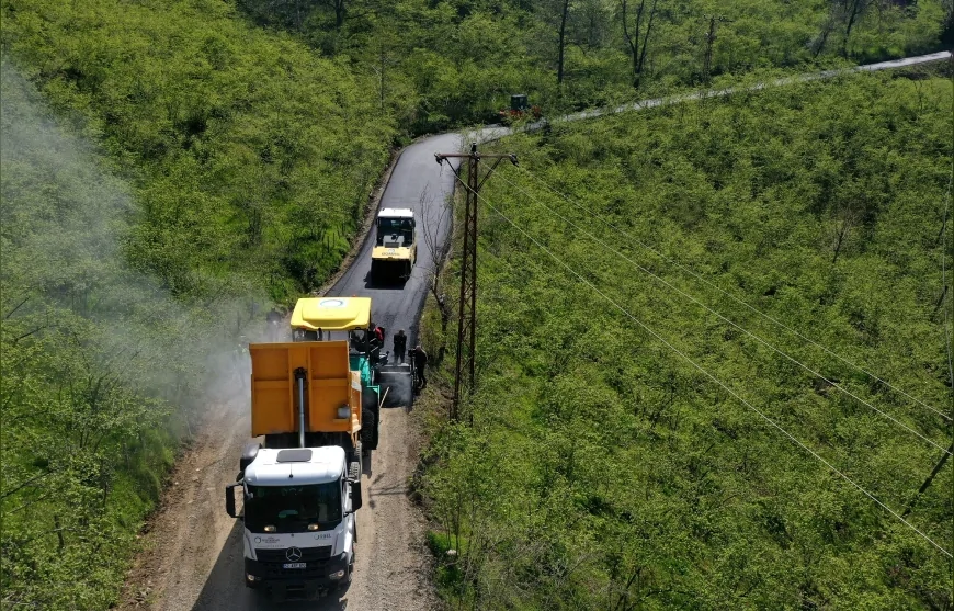 ALTINORDU’DA 1,5 KİLOMETRELİK GRUP YOLU SICAK ASFALTLA YENİLENİYOR