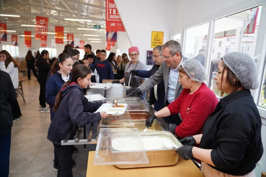 Balıkesir Ayvalık’ta öğrencilere 30 TL’ye üç çeşit yemek ve meyve sunulan kent lokantalarına yoğun ilgi sürüyor