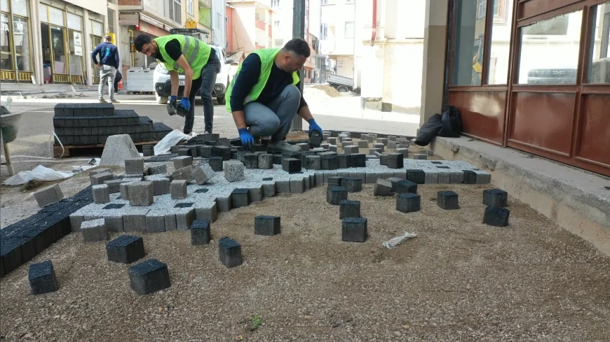Ordu Büyükşehir Belediyesi Kumru’da Cevat Korkmaz Caddesi’ni modern kaldırımlarla yeniliyor