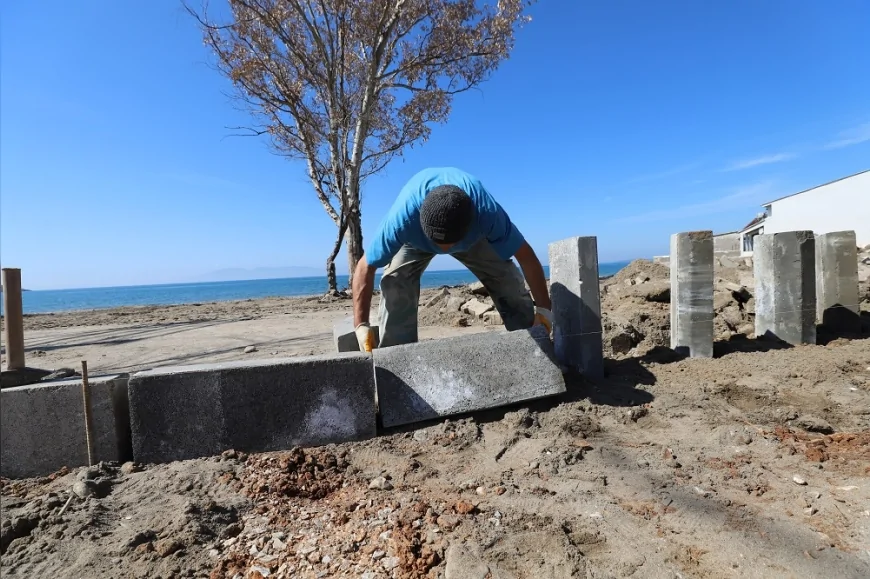 Menderes Belediyesi Gümüldür’de Sahil Yürüyüş Yolunu Güvenli Alana Taşıyarak Yeniliyor