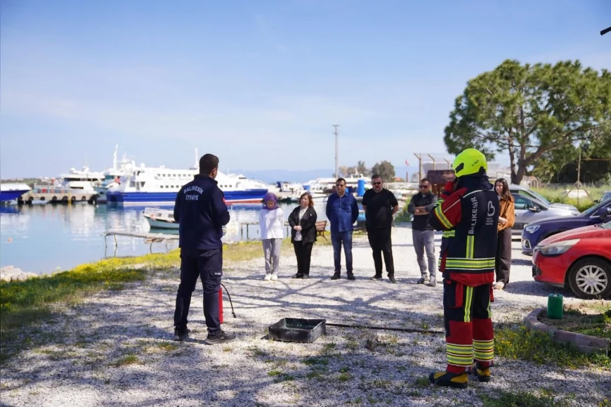 Balıkesir Büyükşehir Belediyesi İtfaiyesi İlçelerde Yangın Tatbikatlarıyla Farkındalık Oluşturdu