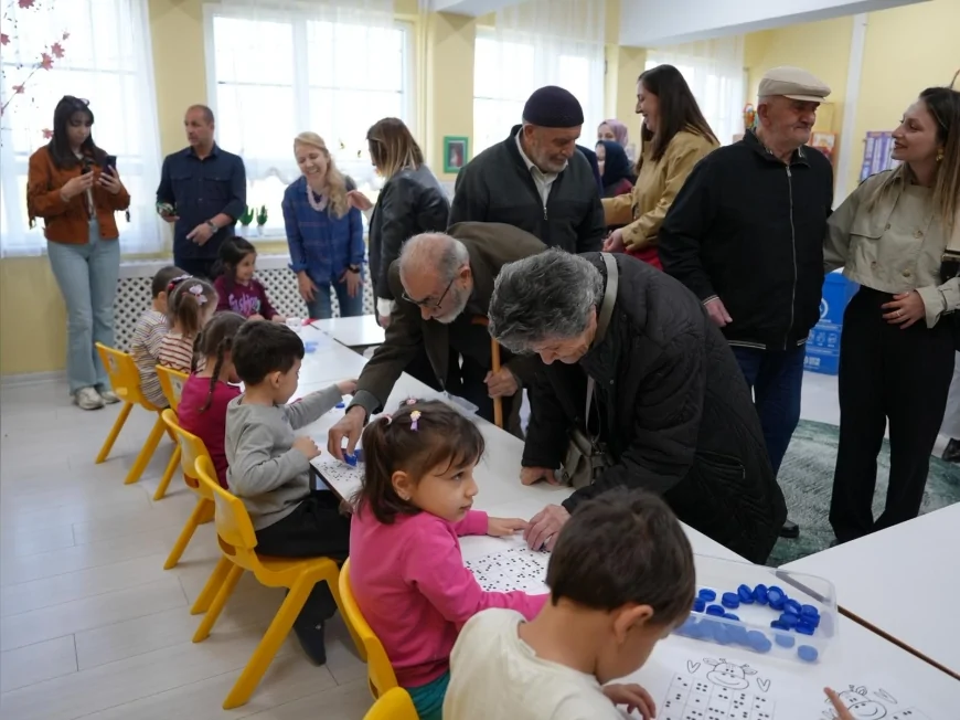Düzce Belediyesi Alzheimer Merkezi konukları 23 Nisan’da öğrencilerle buluştu
