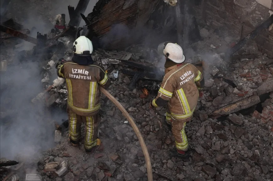 İzmir Konak’ta Metruk Binada Çıkan Yangın Çevreye Sıçramadan Kontrol Altına Alındı