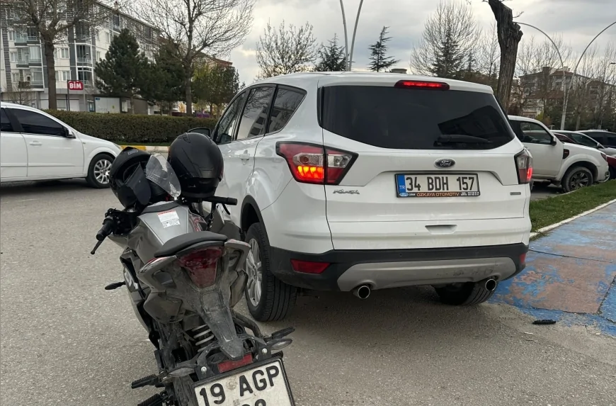 Çorum’da otomobille çarpışan motosiklet park halindeki cipin altına girdi 2 kişi yaralandı