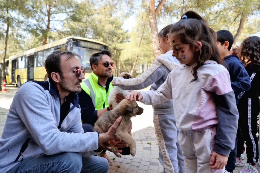 Bursa Büyükşehir Belediyesi 23 Nisan Etkinliğinde Çocukları Sokak Hayvanlarıyla Buluşturdu