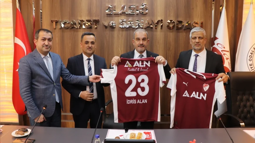 Elazığ TSO Başkanı İdris Alan Çubukbey Anadolu Lisesi Öğrencilerine Elazığspor Forması Hediye Etti