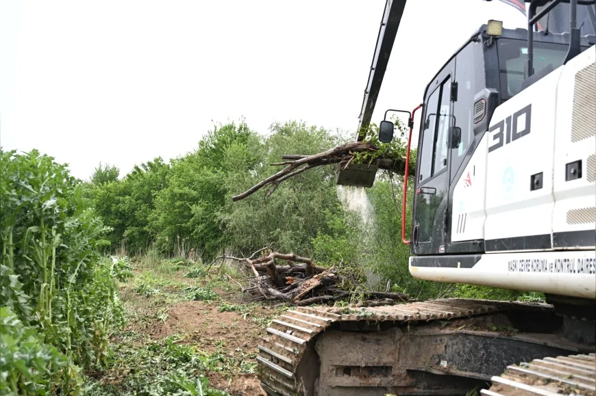 MASKİ Gediz Nehri ile Nif Çayı birleşiminde taşkın riskine karşı müdahale etti