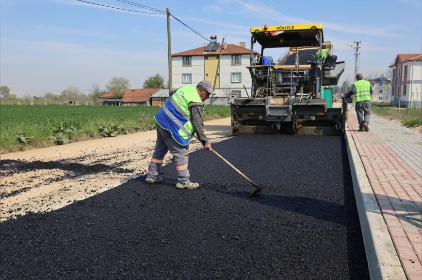 BURSA BÜYÜKŞEHİR BELEDİYESİ İNEGÖL KULACA MAHALLESİ’NDE 1300 METRELİK YOLU MODERN ULAŞIMA KAZANDIRIYOR